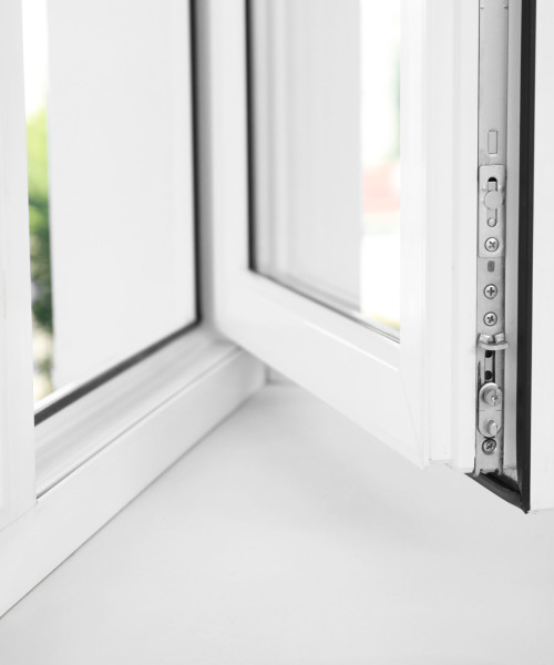 Perfekt sauberer Fensterrahmen mit offenem Fenster