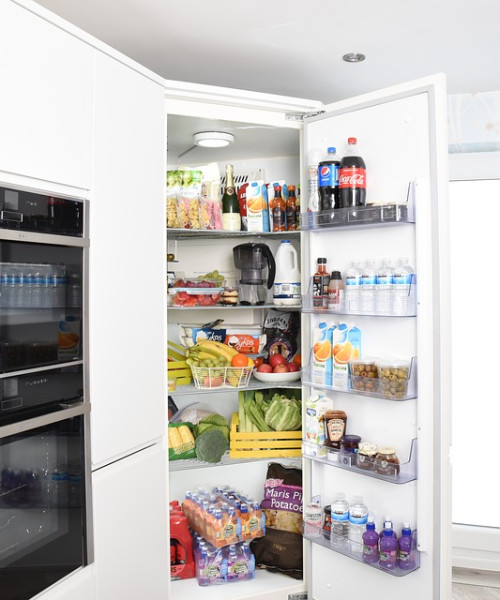 Voll gefüllter Kühlschrank, sehr gepflegt und sauber