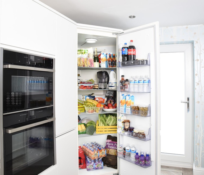 Voll gefüllter Kühlschrank, sehr gepflegt und sauber